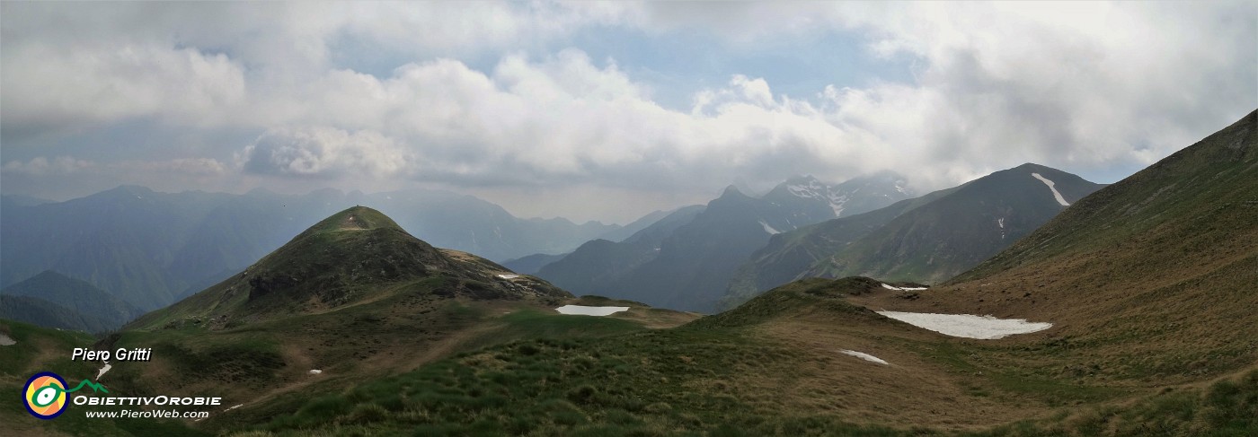 71 Dalla Bocchetta Triomne (2205 m) scendo al Monte Avaro (2080 m).jpg